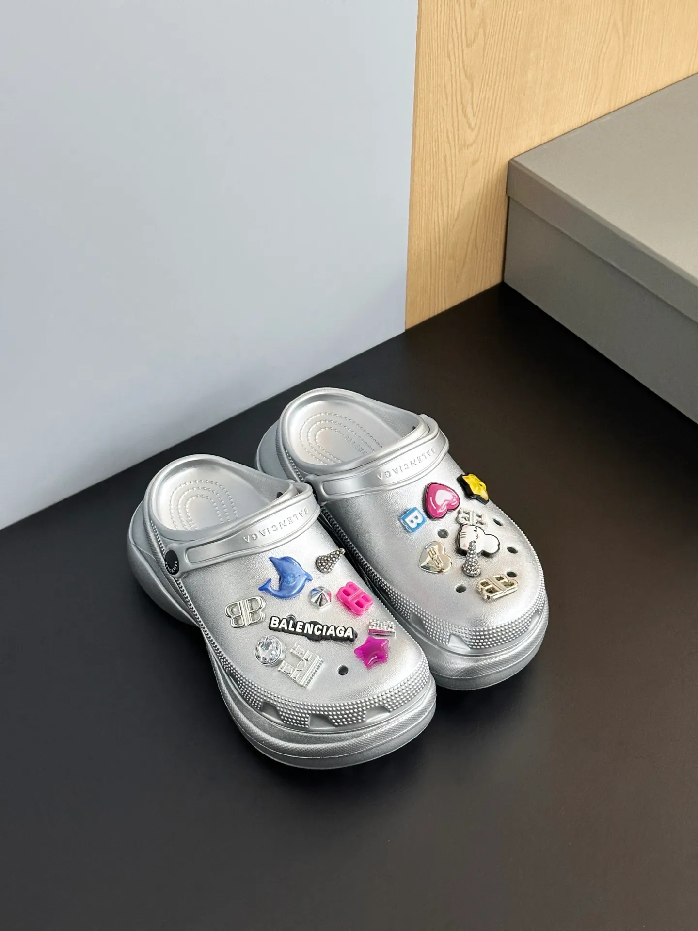 👟👟Ex-factory price 520👟👟 𝗕𝗮𝗹𝗲𝗻𝗰𝗶𝗮𝗴𝗮Heightening Crocs for Couples Original model opening. Original factory data. Men’s and women’s models with different graphics and pattern designs. DIY accessories with matching versions. 6cm heightening modo integrated shoe body structure. Lightweight material with high degree of detail restoration. Code number: 35-41 (40.41 non-refundable) Original packaging